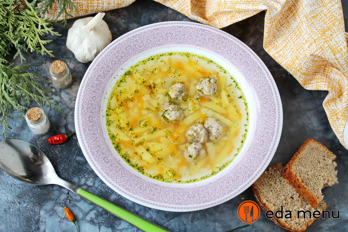 Суп с мясными фрикадельками, картофелем и звездочками