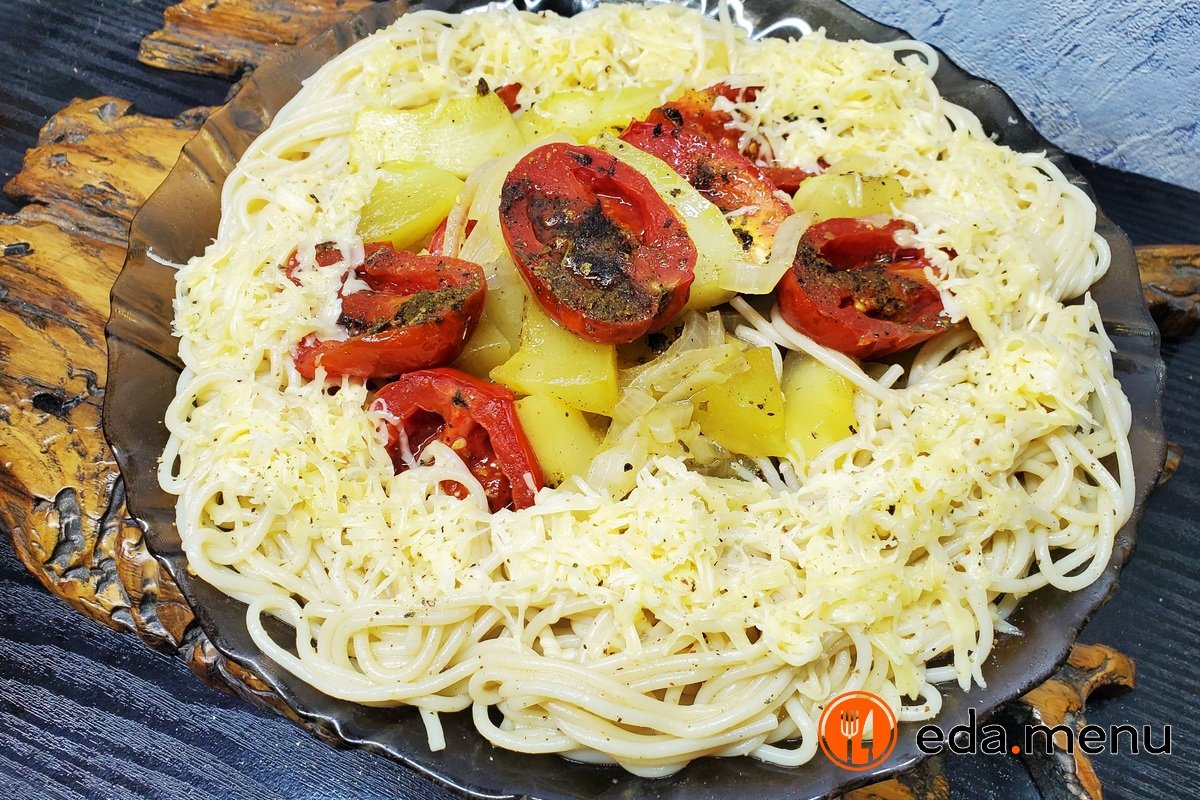 Гнёздышко из спагетти с сыром и запечёнными в духовке овощами