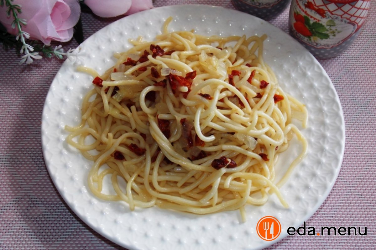 Спагетти с луком и сушеными томатами